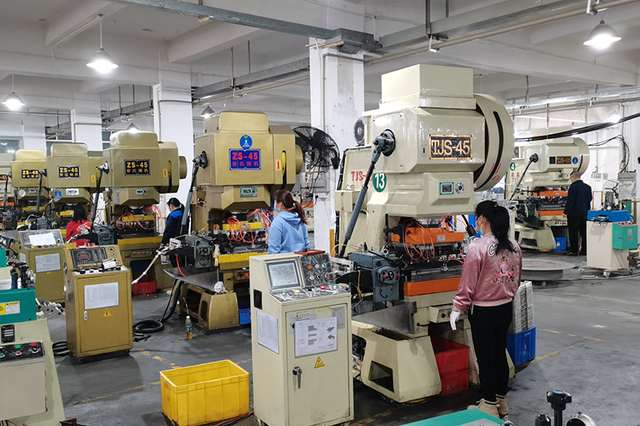 スタンピングフィン工程