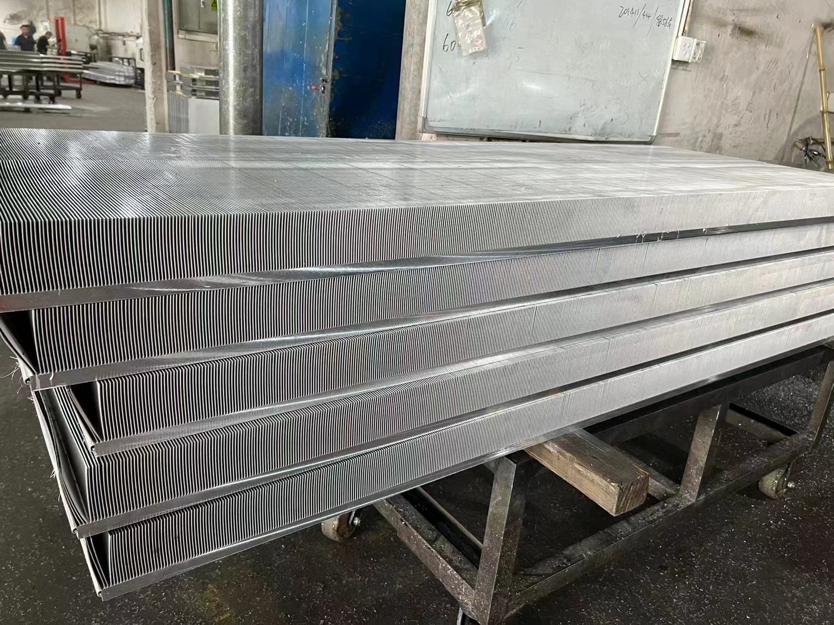 Winshare Thermal’s High Power Energy Storage Skived Fin Heat Pipe Heat Sink provides superior cooling for energy storage systems. Integrating advanced skived fin technology with high-efficiency copper heat pipes, this heat sink ensures optimal thermal management, enhancing system reliability and performance in compact, high-power applications. Winshare Thermalの高出力エネルギー貯蔵スキーは、フィンヒートパイプヒートシンクを提供し、エネルギー貯蔵システムに優れた冷却を提供します。高度なスケートフィンテクノロジーを高効率の銅熱パイプと統合するこのヒートシンクにより、最適な熱管理、コンパクトで高電力アプリケーションのシステムの信頼性とパフォーマンスが向上します。