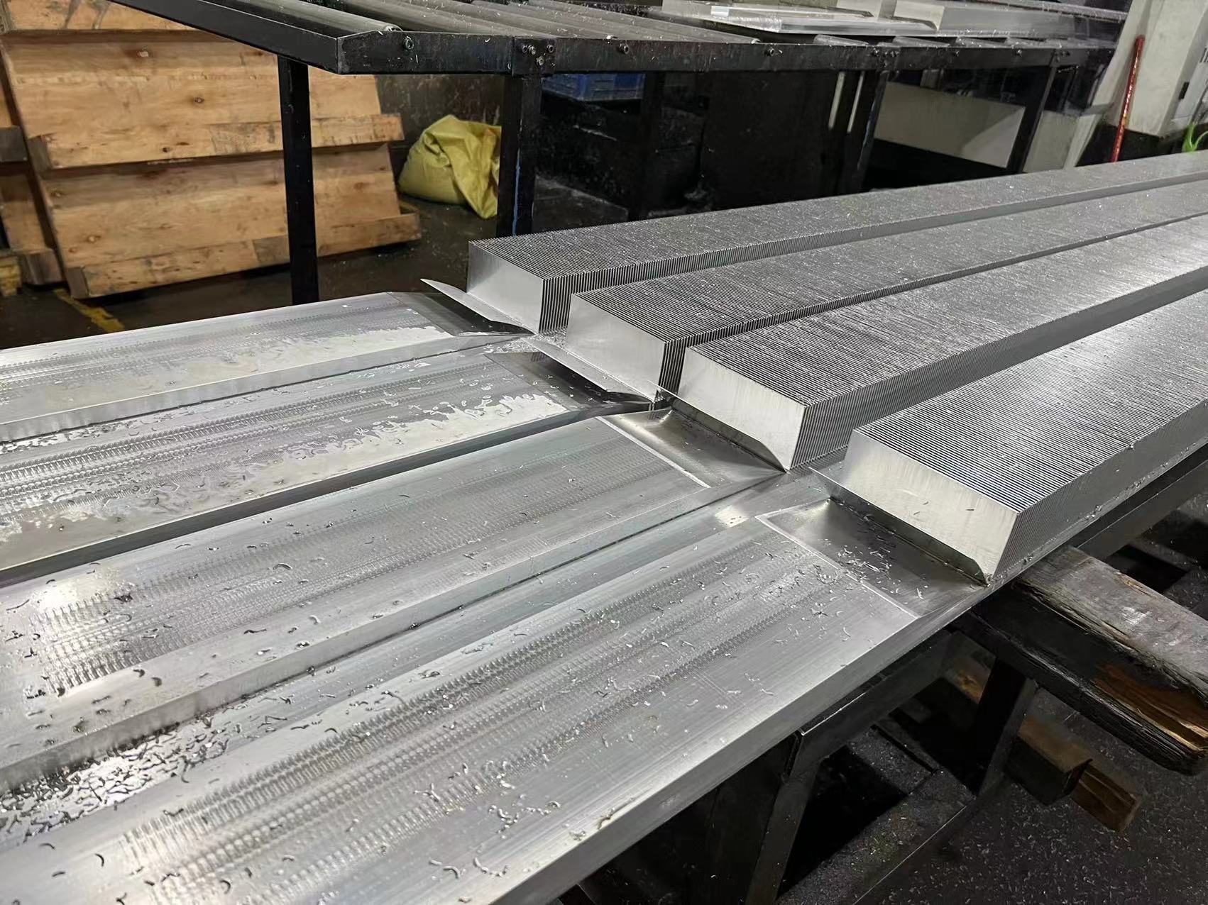 Winshare Thermal’s High Power Energy Storage Skived Fin Heat Pipe Heat Sink provides superior cooling for energy storage systems. Integrating advanced skived fin technology with high-efficiency copper heat pipes, this heat sink ensures optimal thermal management, enhancing system reliability and performance in compact, high-power applications. Winshare Thermalの高出力エネルギー貯蔵スキーは、フィンヒートパイプヒートシンクを提供し、エネルギー貯蔵システムに優れた冷却を提供します。高度なスケートフィンテクノロジーを高効率の銅熱パイプと統合するこのヒートシンクにより、最適な熱管理、コンパクトで高電力アプリケーションのシステムの信頼性とパフォーマンスが向上します。